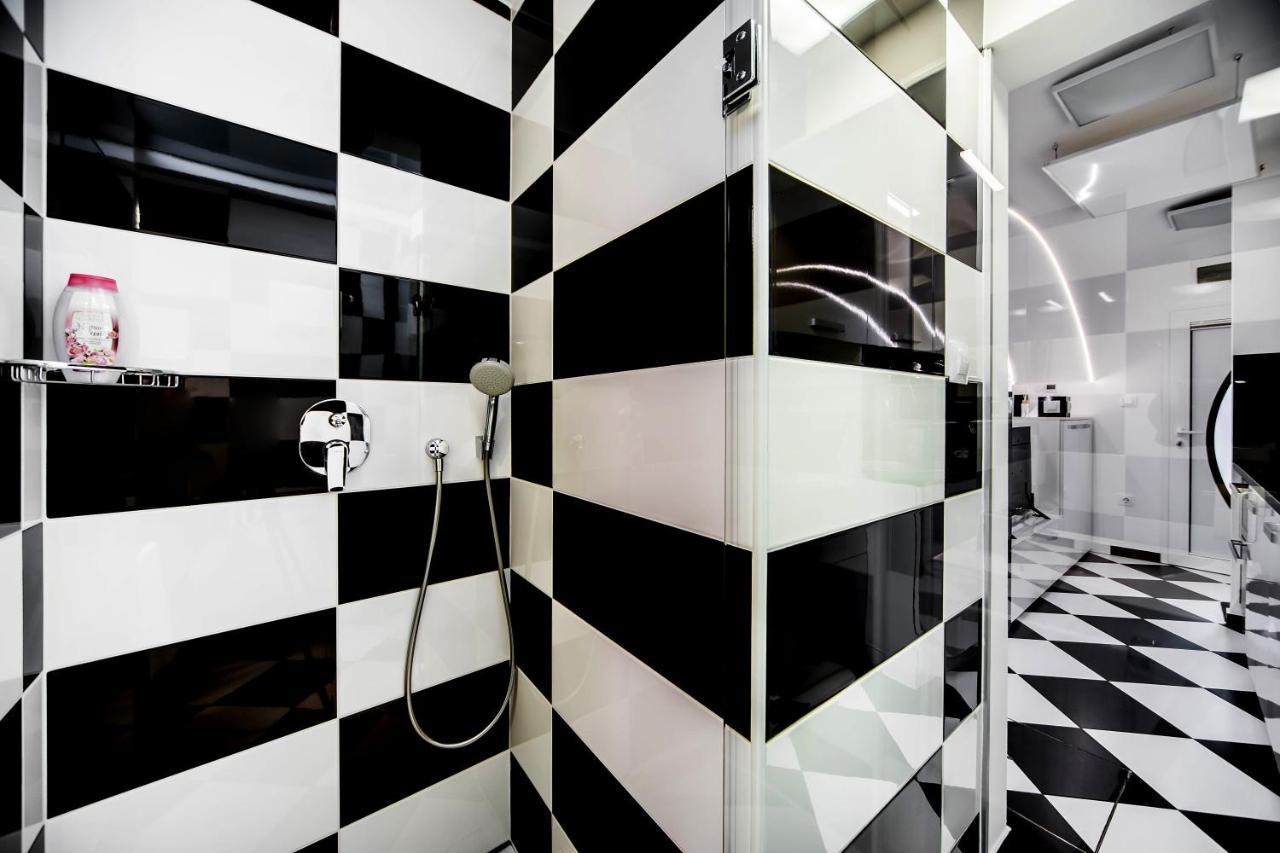 Black And White Apartment *